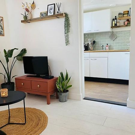 The Birdhouse, Tiny Home Close To The Beach Нордвик Екстериор снимка